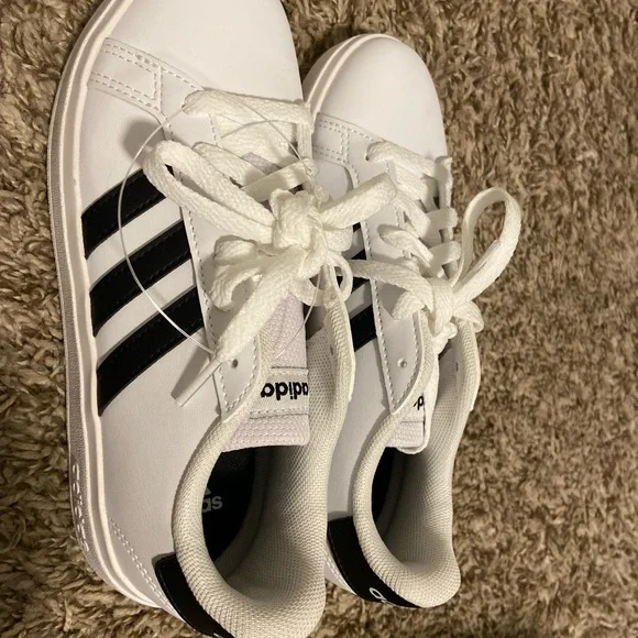 Kid shoes kid sneakers New Adidas Never Worn Size 2 1/2 Kid Shoes NWOT - Picture 4 of 11